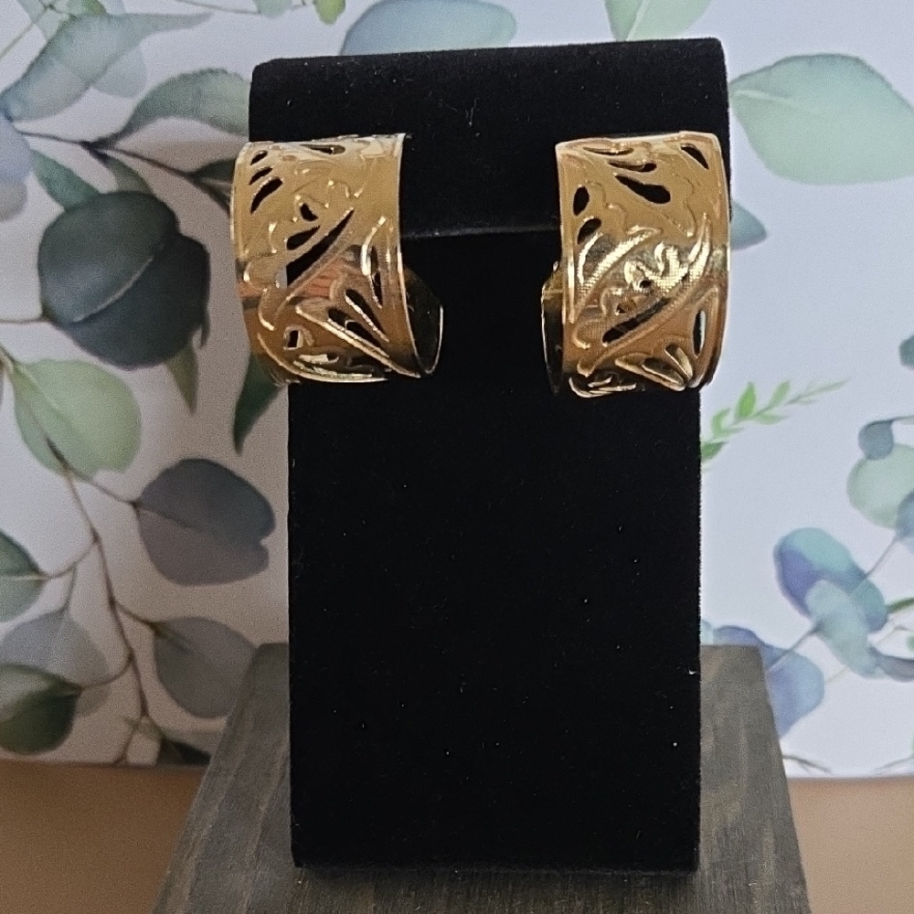 Elegant Gold Filigree Earrings